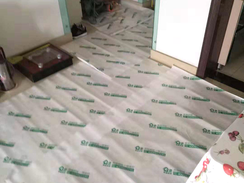 過(guò)道成品保護(hù)：各種裝修物料的進(jìn)場(chǎng)以及各種建筑裝修垃圾的清理，都會(huì)經(jīng)過(guò)入戶門(mén)，這些物品在搬運(yùn)的過(guò)程中，難免會(huì)和入戶門(mén)發(fā)生磕碰，造成入戶門(mén)的磕碰劃傷，所以，第一個(gè)需要做好成品保護(hù)的地方就是入戶門(mén)。 在裝修開(kāi)工前直到家具進(jìn)場(chǎng)期間，都需要對(duì)入戶門(mén)進(jìn)行保護(hù)！可以使用成品保護(hù)膜將門(mén)包裹。 地面瓷磚鋪貼完后，用成品保護(hù)膜覆蓋磚面，既可以防止裝修時(shí)的沙子磨傷地面，同時(shí)也能有效地防止油漆涂料等有色液體滴落磚面，造成地面污染。