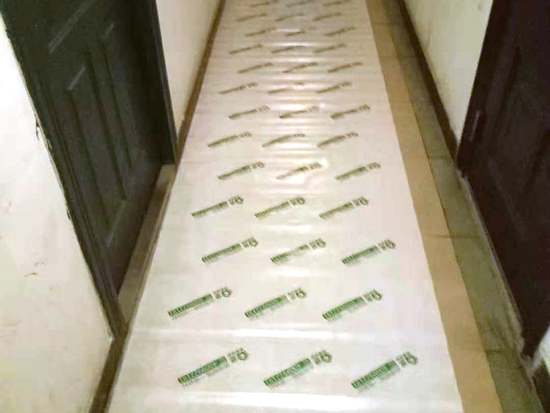 過(guò)道成品保護(hù)：各種裝修物料的進(jìn)場(chǎng)以及各種建筑裝修垃圾的清理，都會(huì)經(jīng)過(guò)入戶門(mén)，這些物品在搬運(yùn)的過(guò)程中，難免會(huì)和入戶門(mén)發(fā)生磕碰，造成入戶門(mén)的磕碰劃傷，所以，第一個(gè)需要做好成品保護(hù)的地方就是入戶門(mén)。 在裝修開(kāi)工前直到家具進(jìn)場(chǎng)期間，都需要對(duì)入戶門(mén)進(jìn)行保護(hù)！可以使用成品保護(hù)膜將門(mén)包裹。 地面瓷磚鋪貼完后，用成品保護(hù)膜覆蓋磚面，既可以防止裝修時(shí)的沙子磨傷地面，同時(shí)也能有效地防止油漆涂料等有色液體滴落磚面，造成地面污染。