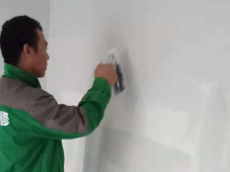 過(guò)道成品保護(hù)：各種裝修物料的進(jìn)場(chǎng)以及各種建筑裝修垃圾的清理，都會(huì)經(jīng)過(guò)入戶門(mén)，這些物品在搬運(yùn)的過(guò)程中，難免會(huì)和入戶門(mén)發(fā)生磕碰，造成入戶門(mén)的磕碰劃傷，所以，第一個(gè)需要做好成品保護(hù)的地方就是入戶門(mén)。 在裝修開(kāi)工前直到家具進(jìn)場(chǎng)期間，都需要對(duì)入戶門(mén)進(jìn)行保護(hù)！可以使用成品保護(hù)膜將門(mén)包裹。 地面瓷磚鋪貼完后，用成品保護(hù)膜覆蓋磚面，既可以防止裝修時(shí)的沙子磨傷地面，同時(shí)也能有效地防止油漆涂料等有色液體滴落磚面，造成地面污染。