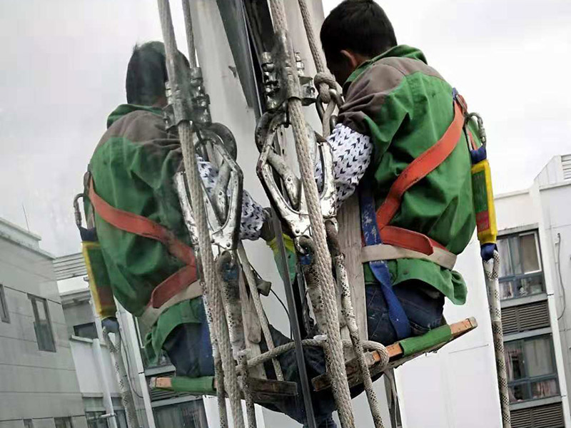 外墻窗戶打膠：在給斷橋鋁門窗打膠的時候，如果需要在室外才能打膠的話，必須在室外打膠，因為如果勉強在室內進行打膠的話，顯然打出來的膠會不均勻，這樣就起不到防水的作用了。其次，在給斷橋鋁門窗打膠的時候，需要將斷橋鋁門窗邊上的膠帶給處理掉，不要粘在上面就進行打膠防水了，這個也是比較重要的，否則時間久了之后，膠帶脫膠，防水效果就沒有了。之后，在給斷橋鋁門窗打膠的時候，盡可能的使用滿膠，然后用上另外一罐膠繼續(xù)打，這樣打不出來不美觀之外，還會出現氣泡，防水效果極差。接著，在給斷橋鋁門窗打膠之前，適當的修復一下需要打膠的位置，尤其是有一些水泥等藏起來的物體，因為那是會影響打膠后的效果的，需要處理好再打膠，效果會好很多。最后，需要處理掉周圍多余的膠，如果出現明顯的氣孔的話，我們只能適當補膠，需要用小的頭子來補膠。