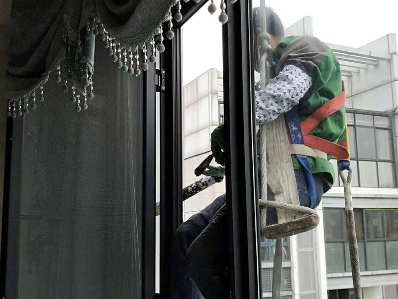 外墻窗戶打膠：在給斷橋鋁門窗打膠的時候，如果需要在室外才能打膠的話，必須在室外打膠，因為如果勉強在室內進行打膠的話，顯然打出來的膠會不均勻，這樣就起不到防水的作用了。其次，在給斷橋鋁門窗打膠的時候，需要將斷橋鋁門窗邊上的膠帶給處理掉，不要粘在上面就進行打膠防水了，這個也是比較重要的，否則時間久了之后，膠帶脫膠，防水效果就沒有了。之后，在給斷橋鋁門窗打膠的時候，盡可能的使用滿膠，然后用上另外一罐膠繼續(xù)打，這樣打不出來不美觀之外，還會出現氣泡，防水效果極差。接著，在給斷橋鋁門窗打膠之前，適當的修復一下需要打膠的位置，尤其是有一些水泥等藏起來的物體，因為那是會影響打膠后的效果的，需要處理好再打膠，效果會好很多。最后，需要處理掉周圍多余的膠，如果出現明顯的氣孔的話，我們只能適當補膠，需要用小的頭子來補膠。