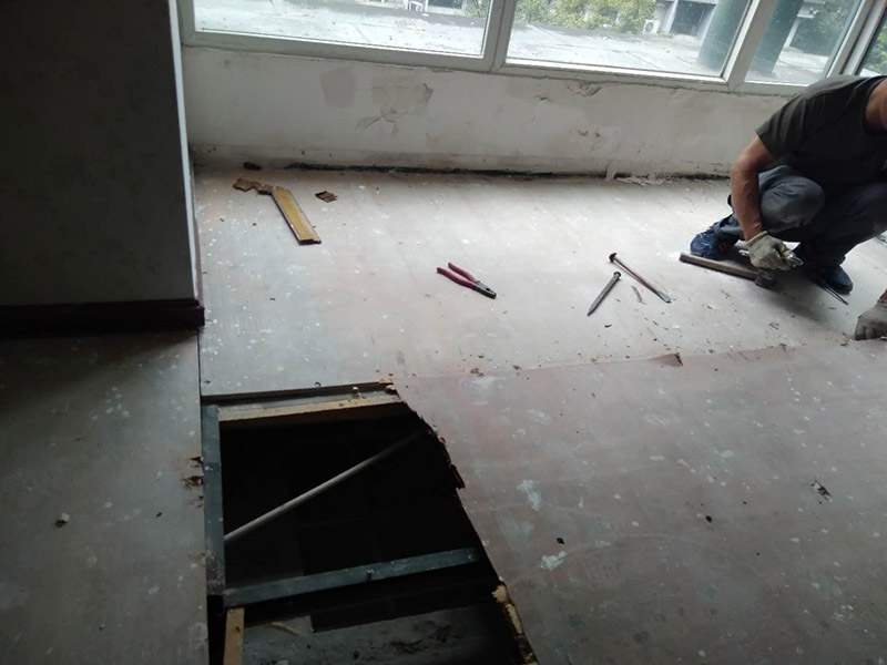 地板拆除維修：復(fù)合木地板拆除工藝比較簡(jiǎn)單，清除房間的家具后，使用平口螺絲刀將踢腳線撬開(kāi)，再沿著踢腳線邊緣將墻角的地板撬開(kāi)并拆除，這塊地板可能會(huì)破損，但是其他地板就可以完整拆除了，帶有鎖扣結(jié)構(gòu)的復(fù)合木地板要順應(yīng)地板的長(zhǎng)邊抽出，這樣會(huì)比較輕松。拆除后的復(fù)合木地板沒(méi)有保留價(jià)值，一般都要清運(yùn)出場(chǎng)最后將鋪至地板下防潮氈揭開(kāi)，底層可能會(huì)有潮濕，這時(shí)要開(kāi)窗通風(fēng)，待地面完全工燥后再鋪設(shè)新地板。 實(shí)木地板的拆除工藝比較復(fù)雜，拆除踢腳線后仍從墻角邊緣開(kāi)始，使用起釘錘將木地板撬起抽出，由于實(shí)木地板安裝在木龍骨上，撬起時(shí)會(huì)有一定的彈性，施工難度較大，但是不能使用切割機(jī)，因?yàn)榍懈顧C(jī)容易破壞地面和固定木龍骨的膨脹螺栓而產(chǎn)生火花。