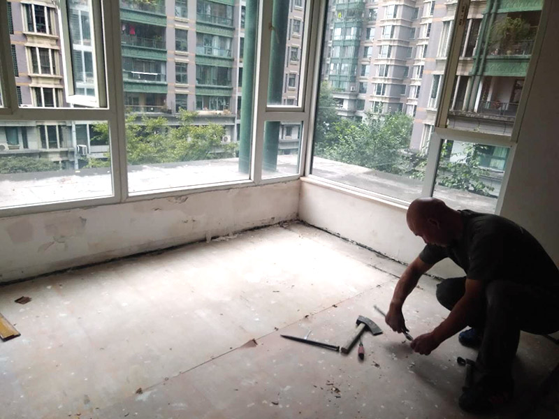 地板拆除維修：復(fù)合木地板拆除工藝比較簡(jiǎn)單，清除房間的家具后，使用平口螺絲刀將踢腳線撬開(kāi)，再沿著踢腳線邊緣將墻角的地板撬開(kāi)并拆除，這塊地板可能會(huì)破損，但是其他地板就可以完整拆除了，帶有鎖扣結(jié)構(gòu)的復(fù)合木地板要順應(yīng)地板的長(zhǎng)邊抽出，這樣會(huì)比較輕松。拆除后的復(fù)合木地板沒(méi)有保留價(jià)值，一般都要清運(yùn)出場(chǎng)最后將鋪至地板下防潮氈揭開(kāi)，底層可能會(huì)有潮濕，這時(shí)要開(kāi)窗通風(fēng)，待地面完全工燥后再鋪設(shè)新地板。 實(shí)木地板的拆除工藝比較復(fù)雜，拆除踢腳線后仍從墻角邊緣開(kāi)始，使用起釘錘將木地板撬起抽出，由于實(shí)木地板安裝在木龍骨上，撬起時(shí)會(huì)有一定的彈性，施工難度較大，但是不能使用切割機(jī)，因?yàn)榍懈顧C(jī)容易破壞地面和固定木龍骨的膨脹螺栓而產(chǎn)生火花。