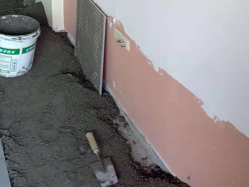 客廳地磚鋪貼：鋪貼的工具包括橡膠錘和粘結(jié)劑。在進(jìn)行施工之前先把所需要的這些材料都整理好放在一旁備用；基層的處理工作對瓷磚的平整度有很大的影響，對于基層要做好清潔工作，還有找平工作。放樣：在進(jìn)行瓷磚的鋪貼工作之前還事先找好垂直線，這樣可以在鋪貼的時候找到瓷磚的水平線，讓瓷磚鋪貼的更加的平整。粘結(jié)劑加水?dāng)嚢杈鶆?，靜置10分鐘之后就可以使用。將瓷磚表面的浮灰清除，再在瓷磚背面均勻的涂抹上粘結(jié)劑，按照預(yù)鋪的順序?qū)⒋纱u鋪貼在地面上，最后用橡膠錘輕輕拍打至服帖齊整。