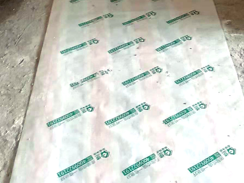 客廳地磚鋪貼：鋪貼的工具包括橡膠錘和粘結(jié)劑。在進(jìn)行施工之前先把所需要的這些材料都整理好放在一旁備用；基層的處理工作對瓷磚的平整度有很大的影響，對于基層要做好清潔工作，還有找平工作。放樣：在進(jìn)行瓷磚的鋪貼工作之前還事先找好垂直線，這樣可以在鋪貼的時候找到瓷磚的水平線，讓瓷磚鋪貼的更加的平整。粘結(jié)劑加水?dāng)嚢杈鶆?，靜置10分鐘之后就可以使用。將瓷磚表面的浮灰清除，再在瓷磚背面均勻的涂抹上粘結(jié)劑，按照預(yù)鋪的順序?qū)⒋纱u鋪貼在地面上，最后用橡膠錘輕輕拍打至服帖齊整。