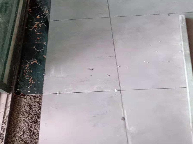 客廳地磚鋪貼：鋪貼的工具包括橡膠錘和粘結(jié)劑。在進(jìn)行施工之前先把所需要的這些材料都整理好放在一旁備用；基層的處理工作對瓷磚的平整度有很大的影響，對于基層要做好清潔工作，還有找平工作。放樣：在進(jìn)行瓷磚的鋪貼工作之前還事先找好垂直線，這樣可以在鋪貼的時候找到瓷磚的水平線，讓瓷磚鋪貼的更加的平整。粘結(jié)劑加水?dāng)嚢杈鶆?，靜置10分鐘之后就可以使用。將瓷磚表面的浮灰清除，再在瓷磚背面均勻的涂抹上粘結(jié)劑，按照預(yù)鋪的順序?qū)⒋纱u鋪貼在地面上，最后用橡膠錘輕輕拍打至服帖齊整。