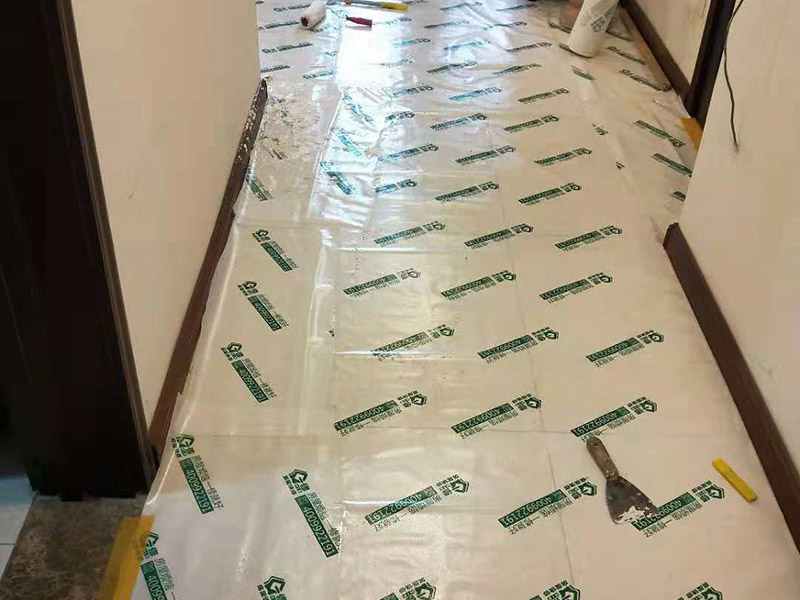 墻面起霉空鼓維修：確定空鼓的具體位置，用粉筆畫出切割線，切割線比空鼓部位寬出不少于100mm。切割線必須整潔規(guī)范，做成長方形或正方形。畫好切割線后用砂輪切割機(jī)切開，禁止未切割就直接打鑿。打鑿必須干凈，清理到基層。掛鋼絲網(wǎng)，噴霧器灑水濕潤。先在底面及四周刷801膠素水泥漿一遍，12小時(shí)內(nèi)進(jìn)行噴水養(yǎng)護(hù)不少于3天。分兩次用和原面層相同材料的1:2水泥砂漿填補(bǔ)并搓平。修補(bǔ)完后用噴霧器噴水養(yǎng)護(hù)不少于3天。