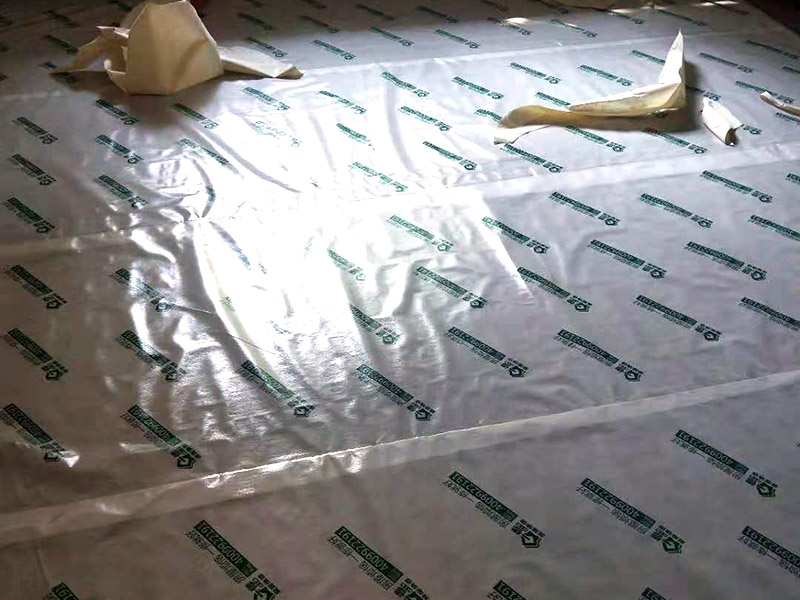 墻面起霉空鼓維修：確定空鼓的具體位置，用粉筆畫出切割線，切割線比空鼓部位寬出不少于100mm。切割線必須整潔規(guī)范，做成長方形或正方形。畫好切割線后用砂輪切割機(jī)切開，禁止未切割就直接打鑿。打鑿必須干凈，清理到基層。掛鋼絲網(wǎng)，噴霧器灑水濕潤。先在底面及四周刷801膠素水泥漿一遍，12小時(shí)內(nèi)進(jìn)行噴水養(yǎng)護(hù)不少于3天。分兩次用和原面層相同材料的1:2水泥砂漿填補(bǔ)并搓平。修補(bǔ)完后用噴霧器噴水養(yǎng)護(hù)不少于3天。