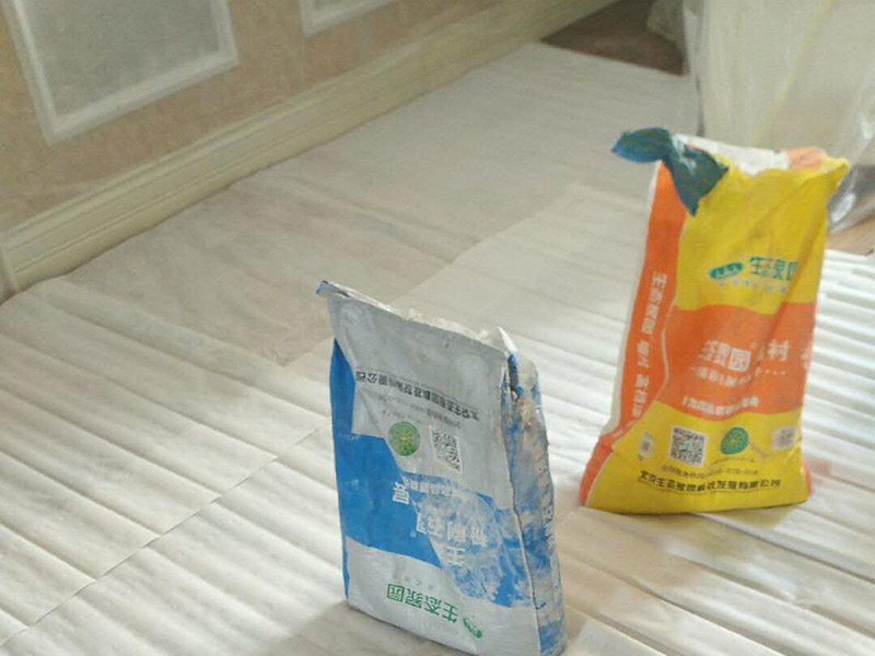 客廳天花板維修：導(dǎo)致掉皮的原因其實(shí)也并不少，要根據(jù)原因入手去弄哦，這樣才更有效！施工溫度的原因，乳膠漆施工溫度低，未能形成連續(xù)的涂膜而龜裂，遇水即會脫落;基層疏松，有油污等污物，涂膜與基層粘附不好，造成剝落；基層批刮膩?zhàn)訌?qiáng)度低，膩?zhàn)訉游锤赏讣赐克⑷槟z漆；基層過于平滑，以造成涂膜附著力不好。剝落防范:施工前先觀察一下，清理好基層。原來的乳膠漆最好鏟掉，重新批一下墻面，再上新乳膠漆。直接滾上去覆蓋的話時間不長很容易脫落。墻面時間長也會起鼓、掉皮的，你就是買高品質(zhì)的抗堿底漆、封閉底漆先刷幾遍再做基層處理和乳膠漆。