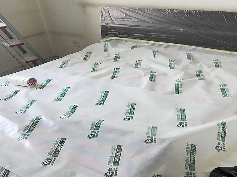 臥室局部改造：老房子裝修是工首步驟，也是最重要的步驟，就是拆改,拆除一些不必要的墻體，改造房屋結(jié)構(gòu)和水電；刮膩?zhàn)樱谝槐楣问?，硬度好，附著力好干了不容易開(kāi)裂收縮，填充力好，能堵住墻體上小 眼眼，干了后就不能再出現(xiàn)小眼眼了；第二遍刮的重點(diǎn)就是找平，第三遍進(jìn)行修補(bǔ)。