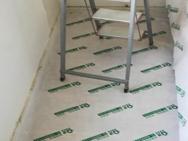 臥室局部改造：老房子裝修是工首步驟，也是最重要的步驟，就是拆改,拆除一些不必要的墻體，改造房屋結(jié)構(gòu)和水電；刮膩?zhàn)?，第一遍刮石膏，硬度好，附著力好干了不容易開(kāi)裂收縮，填充力好，能堵住墻體上小 眼眼，干了后就不能再出現(xiàn)小眼眼了；第二遍刮的重點(diǎn)就是找平，第三遍進(jìn)行修補(bǔ)。