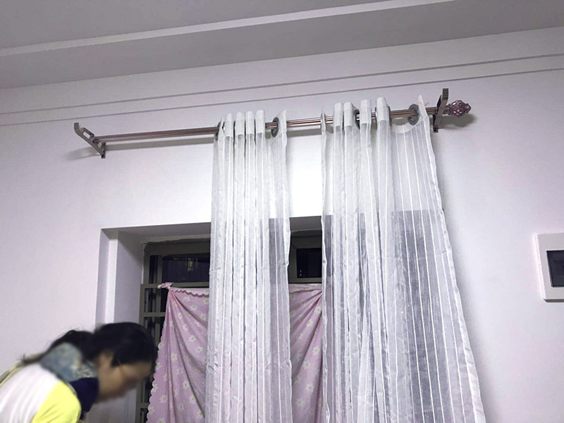 窗簾桿安裝：首先羅馬窗簾桿長(zhǎng)度超過(guò)2.5米，需要三個(gè)安裝碼。其次中間的安裝碼為于窗戶或墻壁中心，兩端安裝碼需等距離窗戶邊緣至少5-10cm，窗簾桿需離窗戶頂端15-20cm。然后打孔深度為3.5-5cm，不能跑眼，歪斜。接著安裝碼用自攻螺絲堅(jiān)固，吊環(huán)套入桿內(nèi)，吊環(huán)一分為二，兩端各留一個(gè)吊環(huán)，將羅馬窗簾桿壓入開口安裝碼內(nèi)。之后進(jìn)行調(diào)整，使兩端裝飾頭離開墻壁距離一致。最后將窗簾穿好掛鉤，把掛鉤的另一端掛入吊環(huán)的孔內(nèi)，左右開合窗簾，檢查滑動(dòng)是否靈活、兩副窗簾是否等高，否則需進(jìn)行微調(diào)。