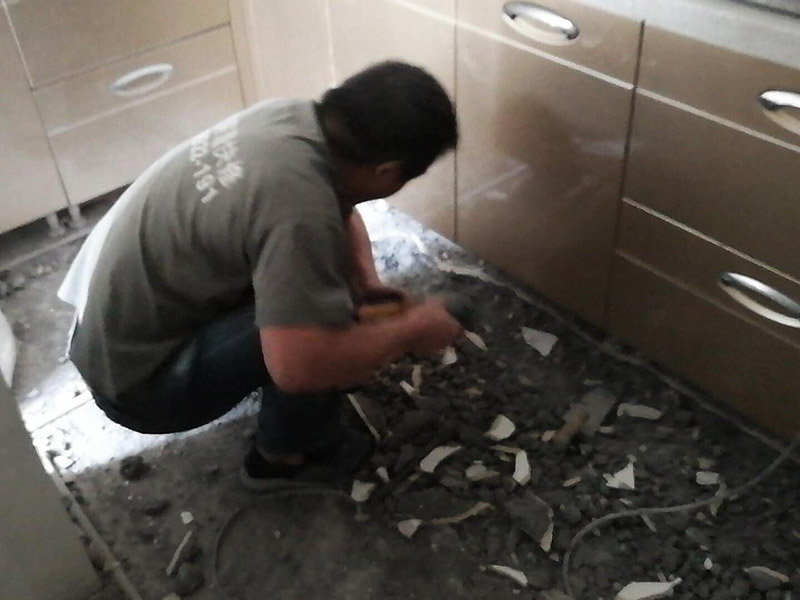 廚房地磚拆除：拆除地面磚最容易的方法是,先想辦法撬開大門口的那塊地磚,因?yàn)槟菈K磚是有一邊露在外面的,比較容易撬開。再用扁的鑿子一片片的往里撬,如果水泥砂漿做得不是特別牢的話,可以用錘子把扁鑿敲進(jìn)地磚和水泥地面中間的縫隙里的,那樣就能把地磚整塊的撬起來(lái)。這樣的方法比用錘子從正面敲碎地磚要容易得多。如果順利的話,可能全部能夠撬起來(lái)。如果有一小部份撬不起來(lái)的。再用錘子敲碎就行了。