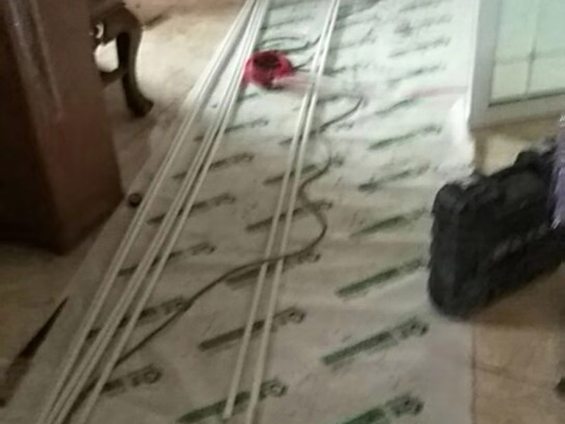 房屋管道改造：1、粘膠問題 下水道改造過程中需要用黏膠對(duì)管道和下水口進(jìn)行粘結(jié)，在粘結(jié)的時(shí)候一定不要馬虎了事，仔細(xì)的涂刷，不要留下雜質(zhì)，在管道的內(nèi)外部分都應(yīng)該涂上黏膠，這樣才可以在日后的使用中不出現(xiàn)漏水的情況。 2、高低傾斜度 高低傾斜度關(guān)系到下水道的出水是否能順暢，一般要下水管道低于進(jìn)水口，注意在進(jìn)行下水管道的改造中不要去改變?cè)械南滤恢煤透叨?，不然可能?huì)造成衛(wèi)生間積水。 3、管道處理 下水管道的長(zhǎng)度不應(yīng)該太多長(zhǎng)，因?yàn)闀?huì)容易引發(fā)堵塞，在日后的使用中如果出現(xiàn)問題維修起來也比較麻煩。