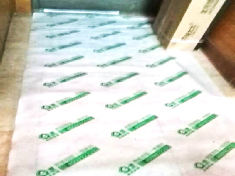 房屋管道改造：1、粘膠問題 下水道改造過程中需要用黏膠對(duì)管道和下水口進(jìn)行粘結(jié)，在粘結(jié)的時(shí)候一定不要馬虎了事，仔細(xì)的涂刷，不要留下雜質(zhì)，在管道的內(nèi)外部分都應(yīng)該涂上黏膠，這樣才可以在日后的使用中不出現(xiàn)漏水的情況。 2、高低傾斜度 高低傾斜度關(guān)系到下水道的出水是否能順暢，一般要下水管道低于進(jìn)水口，注意在進(jìn)行下水管道的改造中不要去改變?cè)械南滤恢煤透叨?，不然可能?huì)造成衛(wèi)生間積水。 3、管道處理 下水管道的長(zhǎng)度不應(yīng)該太多長(zhǎng)，因?yàn)闀?huì)容易引發(fā)堵塞，在日后的使用中如果出現(xiàn)問題維修起來也比較麻煩。