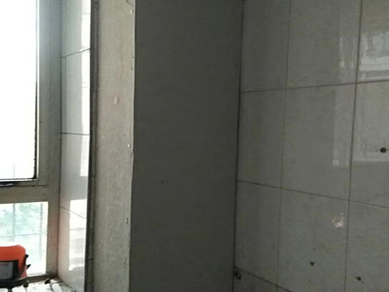 水泥板包水管：用水泥磚砌起來(lái)。有的地方用紅磚，這個(gè)是瓦工的工作，就是貼磚的師傅壘起來(lái)的，先用水泥磚把管子包起來(lái)，然后在水泥磚上貼瓷磚，可以做到和墻面瓷磚一體的效果，可以完美的把管子包裹起來(lái)，可以先把管子用隔音棉包裹，也可以在管子和灰磚縫隙處用發(fā)泡膠填充起到隔音的作用，堅(jiān)固耐用，缺點(diǎn)就是灰磚較厚，貼上墻磚后，會(huì)比原來(lái)厚很多，比較臃腫，會(huì)占用一部分空間。 用水泥板包裹，就是用成品的直角水泥板包裹，在外面貼墻磚，和墻面一提，好處是比磚砌的薄，占空間小，但是水泥板需要龍骨固定，木龍骨和輕鋼龍骨易腐蝕變形，后期墻磚易開裂，檢修口不好留。 木龍骨封石膏板，這是木工活，這種方法基本上不用了，就是用木龍骨打框架，用自攻絲封石膏板。就和做石膏板吊頂一樣的工藝，但石膏板遇水汽容易解體，不安全，防水石膏板也是石膏板。