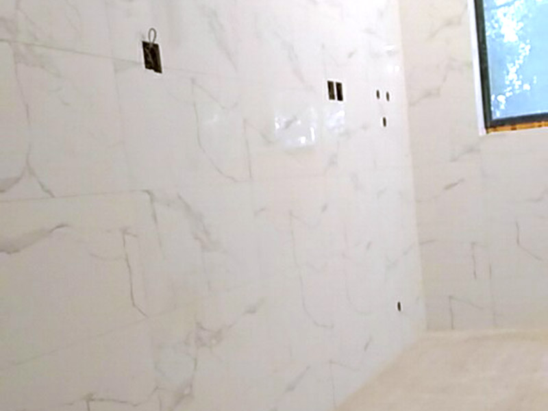 衛(wèi)生間裝修：水電改造：衛(wèi)生間裝修會設(shè)計到浴霸采暖，燈的線路走線，水管的入墻等處理，在衛(wèi)生間裝修過程中可細(xì)致規(guī)劃一下。 防水處理：因為水在衛(wèi)生間處處可見，所以衛(wèi)生間裝修防水上需做好功夫，防止因為滲水問題給樓下鄰居和自己制造麻煩，因而在防水后需要做閉水實驗，以確保防水的效果。 貼瓷磚：為了美觀衛(wèi)生間裝修一般都帖墻磚和地磚，在選購墻磚時需要注意耐水性，以及釉面質(zhì)量，墻磚在一定程度上也起到防水效果;地磚顏色建議深色系，耐污染，并保證磚的質(zhì)量。 衛(wèi)生間管道隔音：衛(wèi)生間裝修下水管道需要做相應(yīng)的隔音處理，需要根據(jù)實際情況而定，一般衛(wèi)生間如果是塑料材質(zhì)的下水粗管道就需要做相應(yīng)的處理，以防止噪音煩惱。 衛(wèi)生間吊頂：為了美觀，衛(wèi)生間裝修一般都需要做吊頂處理，材質(zhì)一般選擇鋁扣板，就耐用，又防水，并且可以采用分模塊的方式合理的設(shè)置采光、換氣、浴霸等的位置。