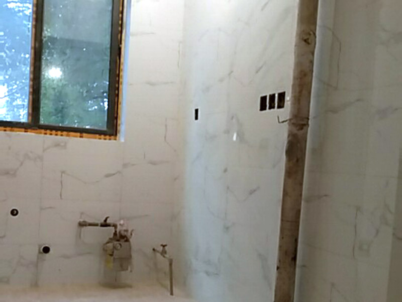 衛(wèi)生間裝修：水電改造：衛(wèi)生間裝修會設(shè)計到浴霸采暖，燈的線路走線，水管的入墻等處理，在衛(wèi)生間裝修過程中可細(xì)致規(guī)劃一下。 防水處理：因為水在衛(wèi)生間處處可見，所以衛(wèi)生間裝修防水上需做好功夫，防止因為滲水問題給樓下鄰居和自己制造麻煩，因而在防水后需要做閉水實驗，以確保防水的效果。 貼瓷磚：為了美觀衛(wèi)生間裝修一般都帖墻磚和地磚，在選購墻磚時需要注意耐水性，以及釉面質(zhì)量，墻磚在一定程度上也起到防水效果;地磚顏色建議深色系，耐污染，并保證磚的質(zhì)量。 衛(wèi)生間管道隔音：衛(wèi)生間裝修下水管道需要做相應(yīng)的隔音處理，需要根據(jù)實際情況而定，一般衛(wèi)生間如果是塑料材質(zhì)的下水粗管道就需要做相應(yīng)的處理，以防止噪音煩惱。 衛(wèi)生間吊頂：為了美觀，衛(wèi)生間裝修一般都需要做吊頂處理，材質(zhì)一般選擇鋁扣板，就耐用，又防水，并且可以采用分模塊的方式合理的設(shè)置采光、換氣、浴霸等的位置。