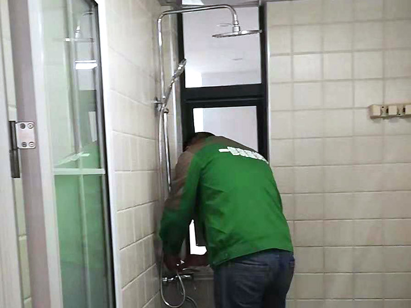 衛(wèi)浴掛件安裝：1、確定好掛架的安裝位置并標(biāo)注好，為了掛件具有更好的效果，應(yīng)該避免在墻柱上安裝掛件。確定安裝位置以后，在安裝墊上標(biāo)記出掛件底座安裝時(shí)需要對(duì)應(yīng)的螺孔位置。 2、在標(biāo)注好的螺孔位置點(diǎn)用電鉆打孔，打孔的直徑最好比需要安裝的螺絲釘直徑大，留一點(diǎn)空隙方便接下來(lái)的安裝工作。 3、將五金掛件對(duì)應(yīng)的塑料膨脹管插入到鉆孔內(nèi)，再用不銹鋼螺絲釘旋轉(zhuǎn)固定好底座，再將掛件套在底座上，擰緊螺釘固定好掛件即可完成。