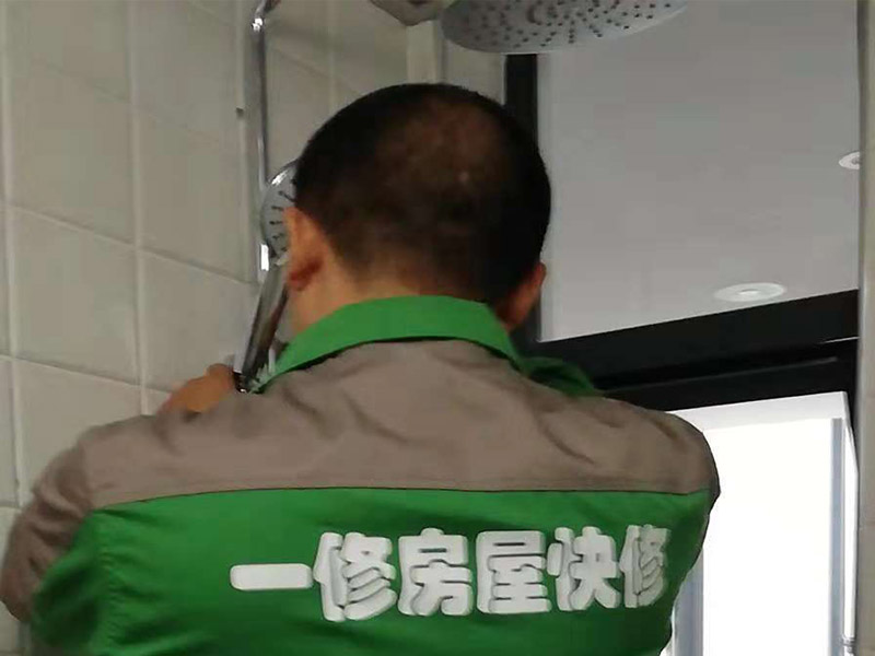 衛(wèi)浴掛件安裝：1、確定好掛架的安裝位置并標(biāo)注好，為了掛件具有更好的效果，應(yīng)該避免在墻柱上安裝掛件。確定安裝位置以后，在安裝墊上標(biāo)記出掛件底座安裝時(shí)需要對(duì)應(yīng)的螺孔位置。 2、在標(biāo)注好的螺孔位置點(diǎn)用電鉆打孔，打孔的直徑最好比需要安裝的螺絲釘直徑大，留一點(diǎn)空隙方便接下來(lái)的安裝工作。 3、將五金掛件對(duì)應(yīng)的塑料膨脹管插入到鉆孔內(nèi)，再用不銹鋼螺絲釘旋轉(zhuǎn)固定好底座，再將掛件套在底座上，擰緊螺釘固定好掛件即可完成。