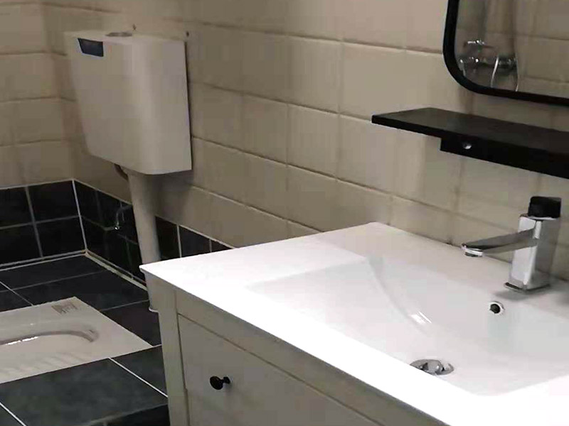 衛(wèi)浴掛件安裝：1、確定好掛架的安裝位置并標(biāo)注好，為了掛件具有更好的效果，應(yīng)該避免在墻柱上安裝掛件。確定安裝位置以后，在安裝墊上標(biāo)記出掛件底座安裝時(shí)需要對(duì)應(yīng)的螺孔位置。 2、在標(biāo)注好的螺孔位置點(diǎn)用電鉆打孔，打孔的直徑最好比需要安裝的螺絲釘直徑大，留一點(diǎn)空隙方便接下來(lái)的安裝工作。 3、將五金掛件對(duì)應(yīng)的塑料膨脹管插入到鉆孔內(nèi)，再用不銹鋼螺絲釘旋轉(zhuǎn)固定好底座，再將掛件套在底座上，擰緊螺釘固定好掛件即可完成。