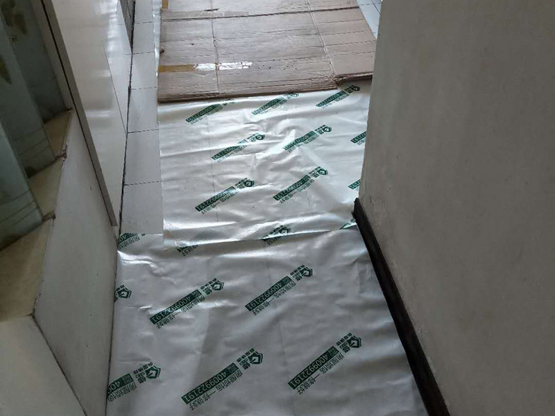 裝修地面保護(hù)：一、裝修地面保護(hù)膜鋪貼，一定是在地面（瓷磚、地板、地磚）貼好了才開始動手用裝修地面保護(hù)膜，要不然裝修地面保護(hù)膜是保護(hù)好你的地面了，但是地面（瓷磚、地板、地磚）松動了那就麻煩了，所以確認(rèn)地面可以施工了這個步驟很重要！ 二、清理好地面（瓷磚、地板、地磚）表面的垃圾沙粒以及灰塵，這樣防止裝修地面保護(hù)膜在上面起到真正的保護(hù)做用（建議可以用拖把把地面清理干凈） 三、從客廳開始鋪設(shè)（建議先從面積大的地方來貼）然后逐漸到其他的地方，因?yàn)榭蛷d是經(jīng)常走動的所以先貼好這樣不至于弄臟地面，這樣的裝修地面保護(hù)膜的保護(hù)效果更佳 四、鋪設(shè)裝修地面保護(hù)膜如果不是用專業(yè)的不基膠帶（用的是透明膠）那么就要很注意不要貼到地面上了，這樣會導(dǎo)致清理不干凈,那就會增加人工成本甚至刮花地面在清理的時候特別注意（木地板需要特別注意）；對于用于窗戶上的裝修保護(hù)膜，那對于窗戶的保護(hù)一定要用專業(yè)的膠帶來貼，這樣減少導(dǎo)致清理玻璃上的膠質(zhì)了