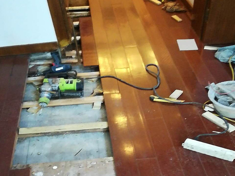 地板拆除改造：把整個(gè)房間騰出來，這樣也更好的尋找木地板的縫隙源頭，沒有東西擋著，空曠也利用木地板的拆除。拆除的工作要先從踢腳線開始，就算是發(fā)現(xiàn)木地板中間有縫隙，或者有損壞的地方，感覺可以下手拆除，實(shí)際操作時(shí)，還是從踢腳線要好拆些。 卡子固定的踢腳線，直接用工具把卡子撬松，卡子脫落后，就可以沿著踢腳線開始拆了。 如果是打了膠的踢腳線，先用刀片把膠水刮掉，但是這樣容易傷到地板，一不小心還會(huì)傷到自己。不建議自己動(dòng)手拆除打膠的踢腳線。