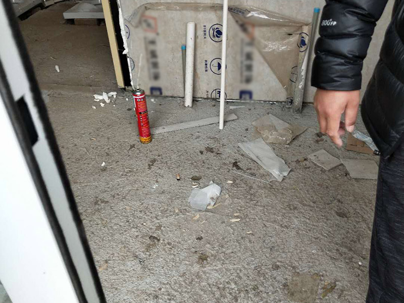 公廁裝修改造：首先要做的是水電改造，衛(wèi)生間的水電改造包括浴霸采暖、水管的入墻處理等。防水處理是衛(wèi)生間裝修最重要的項目之一，一般衛(wèi)生間地面要涂兩遍防水涂料，防水層要高出地面大概250mm左右，然后在做好保護層，處理好地面防水之后，衛(wèi)生間的墻面也需要做好防水工程，衛(wèi)生間的墻面防水層最好做到頂，防水工程做好之后，一定不要忘了做24小時閉水試驗。選擇衛(wèi)生間瓷磚的時候，最好選擇防滑防水性能比較好的瓷磚，比如說表面有凹凸紋理的瓷磚，瓷磚的款式圖案可以根據(jù)衛(wèi)生間的風(fēng)格等實際情況進行選擇，我們在鋪貼瓷磚的時候，瓷磚之間的縫隙不能太小，貼好瓷磚之后，還需要進行空鼓檢查。