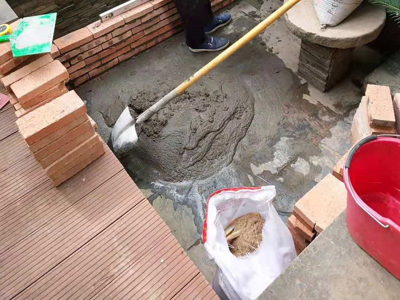 陽臺(tái)花壇裝修：首先、處理好要露臺(tái)基面。把基面處理成堅(jiān)固、平整、干凈，無灰塵、油膩、蠟等以及其它碎屑物質(zhì)；基面有孔隙、裂縫、不平等缺陷的，須預(yù)先用水泥砂漿修補(bǔ)抹平，確保基面充分濕潤，但無明水； 第二、選擇適合家裝的防水材料。防水材料建議選擇柔嫩型的聚合物水泥基防水涂/漿料，即市場(chǎng)上名稱為：柔韌型、JS防水涂/漿料，這類產(chǎn)品是水性涂料、無毒無害無污染、施工簡(jiǎn)單快捷、和水泥基材粘接緊密、使用壽命長(zhǎng)、防水效果強(qiáng)、價(jià)格適中等顯著特點(diǎn)。選用質(zhì)量佳口碑好的品牌，如：雷邦仕防水漿料、德高防水涂料等。 第三 、注意防水要施工到位。做好坡度3&deg;的排水坡；柔韌型的防水涂料前后兩次呈&ldquo;十&rdquo;字涂刷兩遍，總厚度不超過2㎜； 第四 、做好保護(hù)層。在做好的防水層上做水泥砂漿保護(hù)層或粘貼瓷磚。