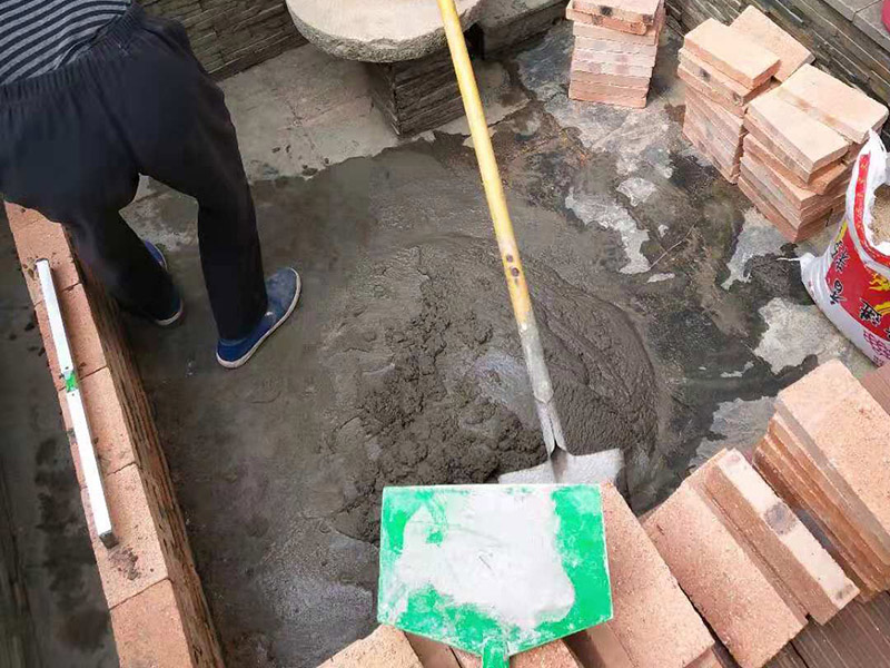 陽臺(tái)花壇裝修：首先、處理好要露臺(tái)基面。把基面處理成堅(jiān)固、平整、干凈，無灰塵、油膩、蠟等以及其它碎屑物質(zhì)；基面有孔隙、裂縫、不平等缺陷的，須預(yù)先用水泥砂漿修補(bǔ)抹平，確?；娉浞譂駶?，但無明水； 第二、選擇適合家裝的防水材料。防水材料建議選擇柔嫩型的聚合物水泥基防水涂/漿料，即市場(chǎng)上名稱為：柔韌型、JS防水涂/漿料，這類產(chǎn)品是水性涂料、無毒無害無污染、施工簡(jiǎn)單快捷、和水泥基材粘接緊密、使用壽命長(zhǎng)、防水效果強(qiáng)、價(jià)格適中等顯著特點(diǎn)。選用質(zhì)量佳口碑好的品牌，如：雷邦仕防水漿料、德高防水涂料等。 第三 、注意防水要施工到位。做好坡度3&deg;的排水坡；柔韌型的防水涂料前后兩次呈&ldquo;十&rdquo;字涂刷兩遍，總厚度不超過2㎜； 第四 、做好保護(hù)層。在做好的防水層上做水泥砂漿保護(hù)層或粘貼瓷磚。