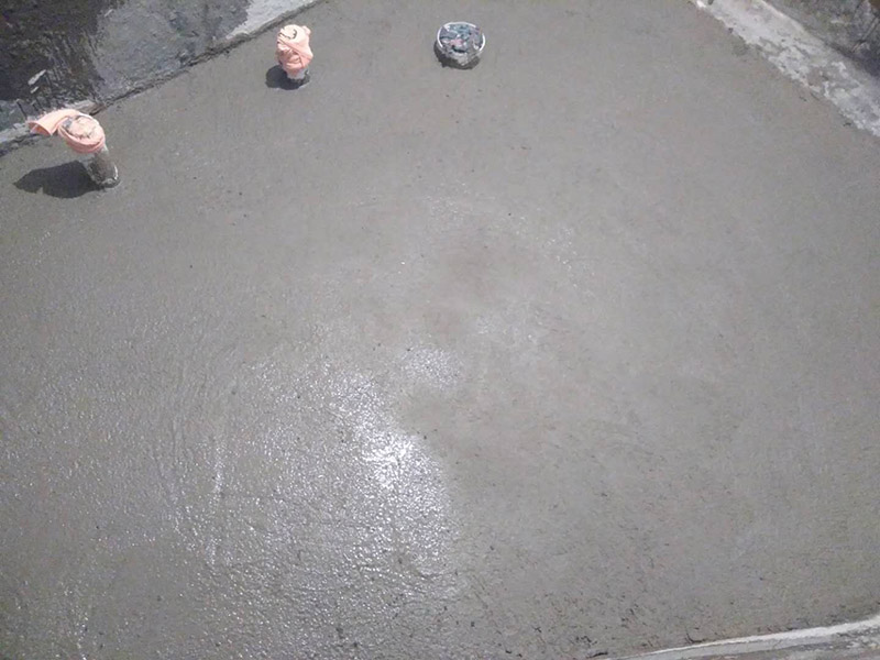 廁所地面回填找平：基底清理&rarr;檢驗土質(zhì)&rarr;白灰、素土過篩&rarr;拌制灰土&rarr;分層回填&rarr;分層夯實&rarr;檢驗密實度&rarr;修整找平驗收。 水泥砂漿找平優(yōu)勢：適合各種地面、各種地板鋪設(shè)前的地面找平。缺點：找平厚度太厚在25～35mm，如果水泥砂漿配比不對會使面層粉化起砂，起灰及裂紋。 石膏找平優(yōu)勢：可用于局部找平，不增高地面，找平厚度大概在5～20mm左右，對房間高度幾乎沒有影響，干燥速度快，價格相對便宜，施工方便。缺點：只可用于小范圍內(nèi)的找平使用。 自流平找平優(yōu)勢：不離析(水泥灰漿中的各種成分在整個施工過程中和水合反應(yīng)后不分離)，不起砂，不起塵，不裂紋;收縮率低，通常在千分之0.3～0.4，水合反應(yīng)后，表面不出現(xiàn)裂紋，普通水泥的收縮率大，容易出現(xiàn)裂紋。