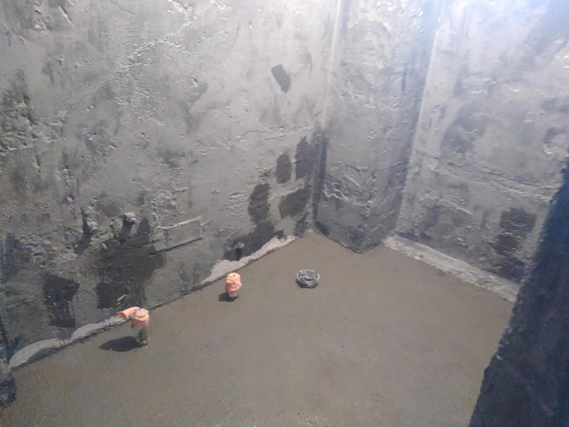 廁所地面回填找平：基底清理&rarr;檢驗土質(zhì)&rarr;白灰、素土過篩&rarr;拌制灰土&rarr;分層回填&rarr;分層夯實&rarr;檢驗密實度&rarr;修整找平驗收。 水泥砂漿找平優(yōu)勢：適合各種地面、各種地板鋪設(shè)前的地面找平。缺點：找平厚度太厚在25～35mm，如果水泥砂漿配比不對會使面層粉化起砂，起灰及裂紋。 石膏找平優(yōu)勢：可用于局部找平，不增高地面，找平厚度大概在5～20mm左右，對房間高度幾乎沒有影響，干燥速度快，價格相對便宜，施工方便。缺點：只可用于小范圍內(nèi)的找平使用。 自流平找平優(yōu)勢：不離析(水泥灰漿中的各種成分在整個施工過程中和水合反應(yīng)后不分離)，不起砂，不起塵，不裂紋;收縮率低，通常在千分之0.3～0.4，水合反應(yīng)后，表面不出現(xiàn)裂紋，普通水泥的收縮率大，容易出現(xiàn)裂紋。