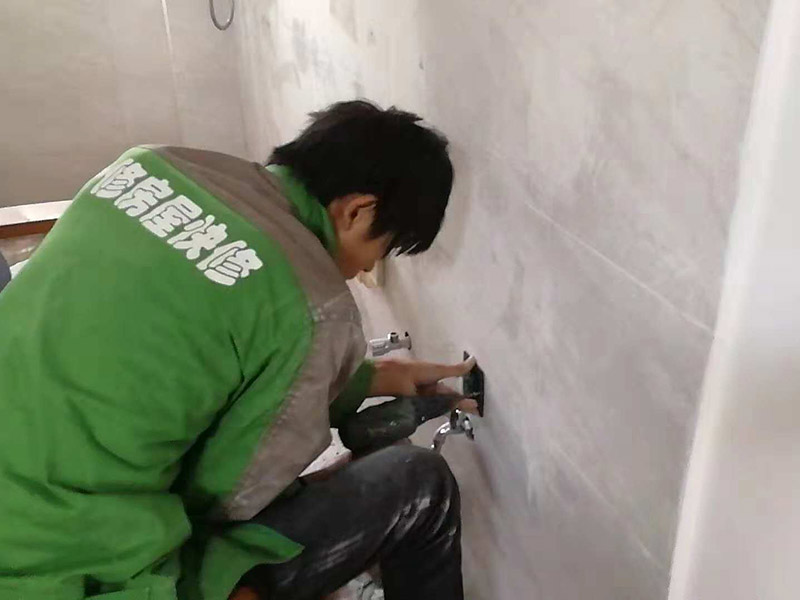 開(kāi)關(guān)插座安裝：在安裝插座之前需要做的是打掃安裝位置的衛(wèi)生，將灰塵和雜物都清除干凈。并用抹布把盒內(nèi)殘存灰塵擦凈。將盒內(nèi)甩出的導(dǎo)線(xiàn)留出一段將來(lái)要維修的長(zhǎng)度，然后把線(xiàn)削出一些線(xiàn)芯，注意削線(xiàn)芯時(shí)不要碰傷線(xiàn)芯。先將底盒子內(nèi)留出的導(dǎo)線(xiàn)由塑料臺(tái)的出線(xiàn)孔中穿出來(lái)，再把塑料臺(tái)緊緊貼在墻面中，在用螺絲把它固定在底盒子上。固定好后，將導(dǎo)線(xiàn)按剛剛打開(kāi)盒時(shí)的接線(xiàn)方式，把各自的位置從開(kāi)關(guān)插座的線(xiàn)孔中穿出來(lái)，并把導(dǎo)線(xiàn)壓緊壓牢。