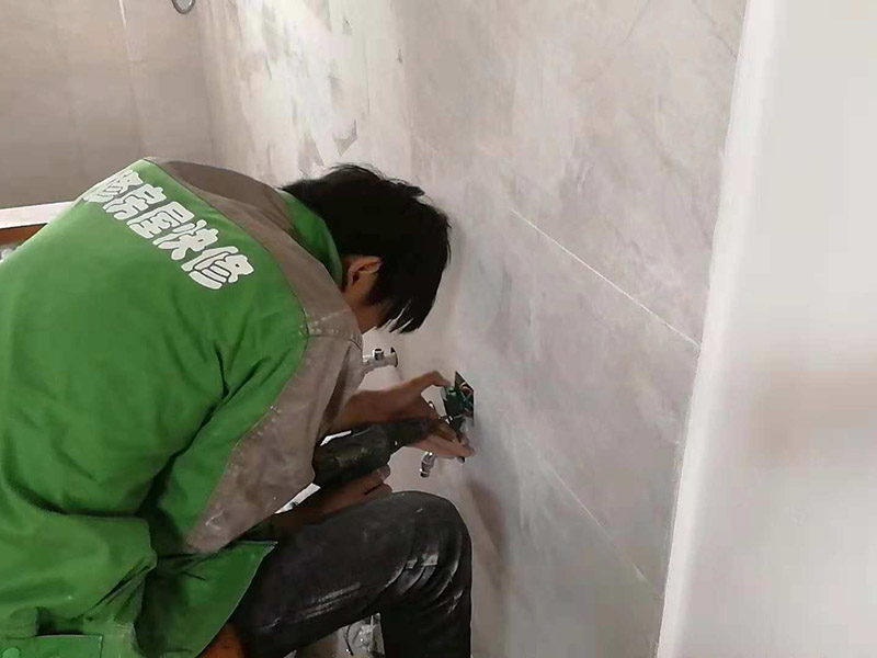 開(kāi)關(guān)插座安裝：在安裝插座之前需要做的是打掃安裝位置的衛(wèi)生，將灰塵和雜物都清除干凈。并用抹布把盒內(nèi)殘存灰塵擦凈。將盒內(nèi)甩出的導(dǎo)線(xiàn)留出一段將來(lái)要維修的長(zhǎng)度，然后把線(xiàn)削出一些線(xiàn)芯，注意削線(xiàn)芯時(shí)不要碰傷線(xiàn)芯。先將底盒子內(nèi)留出的導(dǎo)線(xiàn)由塑料臺(tái)的出線(xiàn)孔中穿出來(lái)，再把塑料臺(tái)緊緊貼在墻面中，在用螺絲把它固定在底盒子上。固定好后，將導(dǎo)線(xiàn)按剛剛打開(kāi)盒時(shí)的接線(xiàn)方式，把各自的位置從開(kāi)關(guān)插座的線(xiàn)孔中穿出來(lái)，并把導(dǎo)線(xiàn)壓緊壓牢。