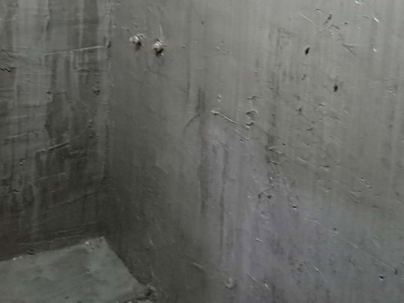 墻面地面防水涂刷：第一步：清理墻面和地面 在涂刷防水涂層之前，先要清理墻面和地面，同時要用連接的氣泵皮管吹盡陰角處的浮沉。 第二步：刷防水涂料 刷防水涂料時先刷墻角部位，交接處應有200mm，不得有漏刷情況。 墻角涂刷完成后涂刷墻體：第一遍涂刷墻面時，應上下縱向涂刷，第二遍涂刷墻體，應左右橫向涂刷。注意、第二遍防水涂料間需要有一定時間間隔，待遍涂料干透后才能進行第二遍，具體時間視涂料而定。 第三步：閉水試驗 在涂刷完防水涂料后，不能立刻貼瓷磚，還必須進行防水測試。 防水測試具體方法是：堵住衛(wèi)生間排水口、地漏等，然后將衛(wèi)生間積水2~3cm。24小時后到樓下查看是否有水滲漏，一旦發(fā)現(xiàn)有滲水痕跡，必須馬上返工。