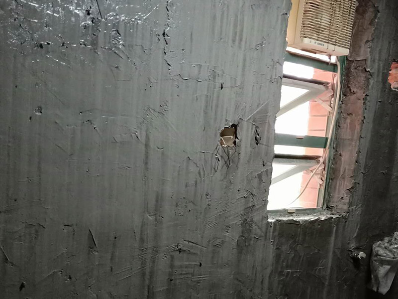 墻面地面防水涂刷：第一步：清理墻面和地面 在涂刷防水涂層之前，先要清理墻面和地面，同時要用連接的氣泵皮管吹盡陰角處的浮沉。 第二步：刷防水涂料 刷防水涂料時先刷墻角部位，交接處應有200mm，不得有漏刷情況。 墻角涂刷完成后涂刷墻體：第一遍涂刷墻面時，應上下縱向涂刷，第二遍涂刷墻體，應左右橫向涂刷。注意、第二遍防水涂料間需要有一定時間間隔，待遍涂料干透后才能進行第二遍，具體時間視涂料而定。 第三步：閉水試驗 在涂刷完防水涂料后，不能立刻貼瓷磚，還必須進行防水測試。 防水測試具體方法是：堵住衛(wèi)生間排水口、地漏等，然后將衛(wèi)生間積水2~3cm。24小時后到樓下查看是否有水滲漏，一旦發(fā)現(xiàn)有滲水痕跡，必須馬上返工。