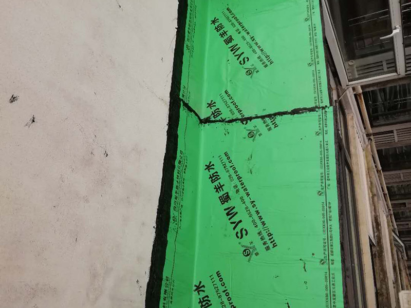 露臺(tái)頂補(bǔ)防水維修：施工前應(yīng)先對(duì)基層進(jìn)行檢查和清理，發(fā)現(xiàn)薄弱環(huán)節(jié)先行補(bǔ)強(qiáng)，經(jīng)檢查合格后方可進(jìn)行上面防水層的施工。 在施工屋面防水卷材層時(shí)必須保證基層干燥否則會(huì)影響防水效果，干燥程度的。檢驗(yàn)方法：是將1㎡卷材平坦地鋪在找平層上，靜置3&mdash;4小時(shí)后掀開(kāi)檢查，找平層覆蓋部位與卷材上未見(jiàn)水跡即可鋪設(shè)卷材。 防水卷材施工前，首先應(yīng)配瀝青，按當(dāng)日工作量配制，嚴(yán)格用秤計(jì)量。