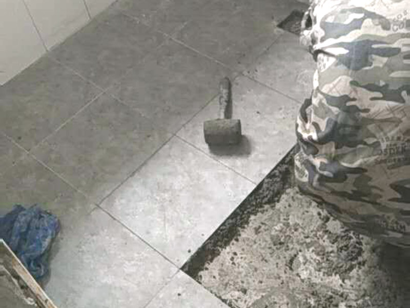 地板瓷磚鋪貼：1、地板磚鋪貼之基層處理 首選需要將地面清理干凈，保持地面的平整和干凈。需要對地面進(jìn)行找平處理，保證地板磚鋪貼基層的平整，然后需要將地面的雜物和灰塵清理干凈，地面不能有凹凸不平的地方，有的話需要將其填平。 2、 地板磚鋪貼之彈線 在貼瓷磚之前，需要在四周的墻面彈出標(biāo)高控制線，保證瓷磚與鋪貼的高度一致。 3、 地板磚鋪貼之預(yù)鋪 4 浸水處理 在貼瓷磚時(shí)候需要注意對瓷磚進(jìn)行浸水處理，確保瓷磚背面濕潤，正面干燥。 5、地板磚鋪貼之勾縫 在瓷磚鋪貼完成之后24小時(shí)內(nèi)進(jìn)行清理勾縫，在將地板磚縫隙之間的雜質(zhì)清理干凈之后，在用專業(yè)的填縫劑進(jìn)行勾縫處理。