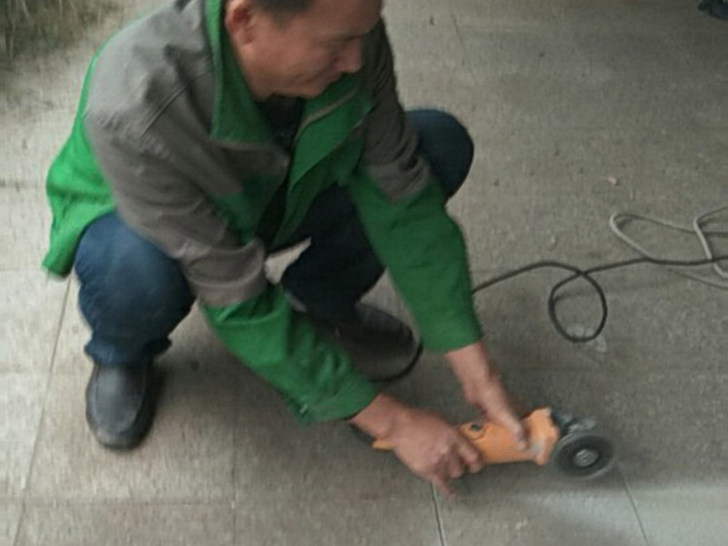 地磚切割拆除：第一步：定位 移動標尺選定切割尺寸，用單手握住操作手柄，將刀輪座拉向后座，將瓷磚平放在底板上并將瓷磚要切割的線與底板橫梁對齊，瓷磚前端要靠住底板的豁口部。 第二步：劃線 放下手柄使刀輪與瓷磚表面接觸，將手柄向前輕推使刀輪在瓷磚表面劃出一條連續(xù)均勻的直線。 第三步：下壓 將手動瓷磚切割機手柄抬起稍向后拉，使壓塊平穩(wěn)落放在瓷磚的前端上，用適當(dāng)?shù)牧⒉僮魇直蛳聣海纱u將會沿著劃線斷開。