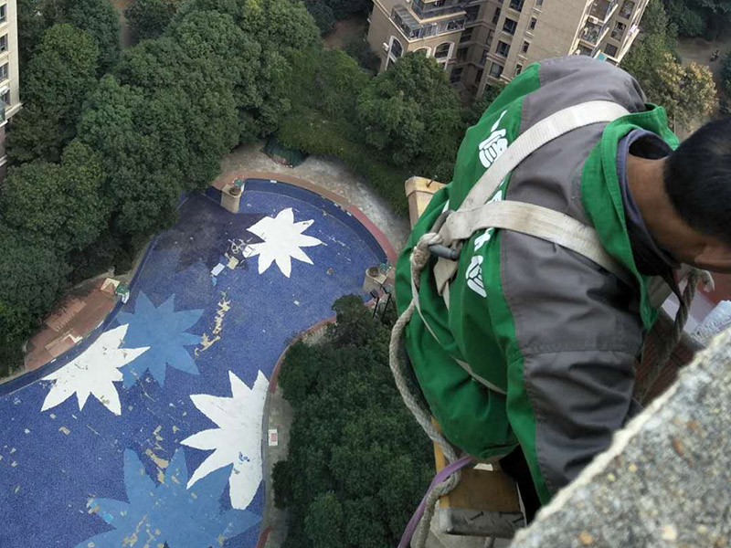 外墻維修：基層清理 &rarr; 澆水濕潤；一般在抹灰前一天，用軟管或膠皮管或噴壺順墻自上而下澆水濕潤，每天宜澆兩次&rarr; 吊垂直、套方、找規(guī)矩、做灰餅 &rarr; 抹水泥勒腳或墻裙 &rarr; 做護(hù)角抹水泥窗臺(tái)、墻面充筋 &rarr; 抹底灰 &rarr; 修補(bǔ)預(yù)留孔洞 &rarr; 抹罩面灰 &rarr; 養(yǎng)護(hù)。
