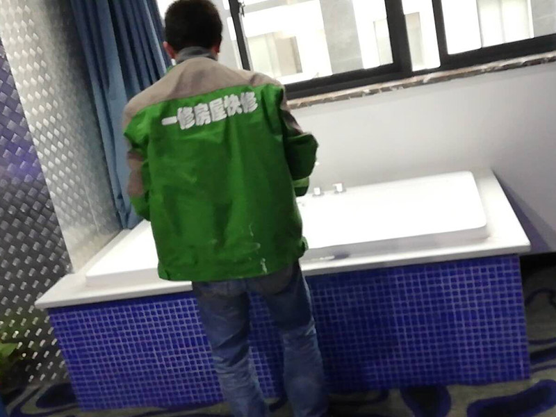 浴缸安裝維修：1、做好管道后，補(bǔ)好開槽部位做防水，24小時蓄水試驗確保無滲漏。 2、按正常程序鋪磚，做完。 3、安裝浴缸：用泡沫磚墊好浴缸。浴缸高度一般在600mm以內(nèi)。接好上下水，保持通暢。然后用泡沫磚砌好墻抹灰。注意在下水管相應(yīng)位置留好檢修孔，250x300mm左右。 4、臺子上用什么材料，可以用同式樣的墻磚，馬賽克，人造石，大理石，不銹鋼等都可以，具體看你所喜歡的風(fēng)格。