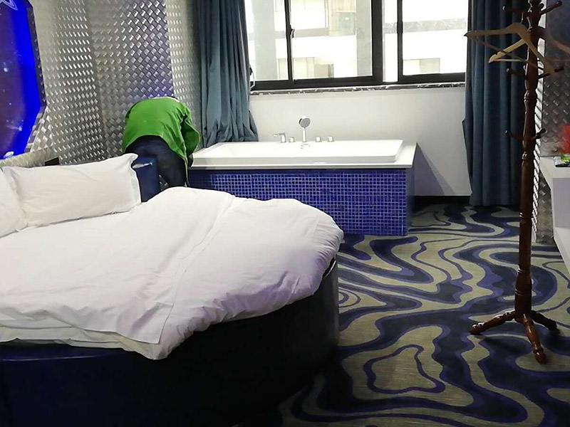 浴缸安裝維修：1、做好管道后，補(bǔ)好開槽部位做防水，24小時蓄水試驗確保無滲漏。 2、按正常程序鋪磚，做完。 3、安裝浴缸：用泡沫磚墊好浴缸。浴缸高度一般在600mm以內(nèi)。接好上下水，保持通暢。然后用泡沫磚砌好墻抹灰。注意在下水管相應(yīng)位置留好檢修孔，250x300mm左右。 4、臺子上用什么材料，可以用同式樣的墻磚，馬賽克，人造石，大理石，不銹鋼等都可以，具體看你所喜歡的風(fēng)格。