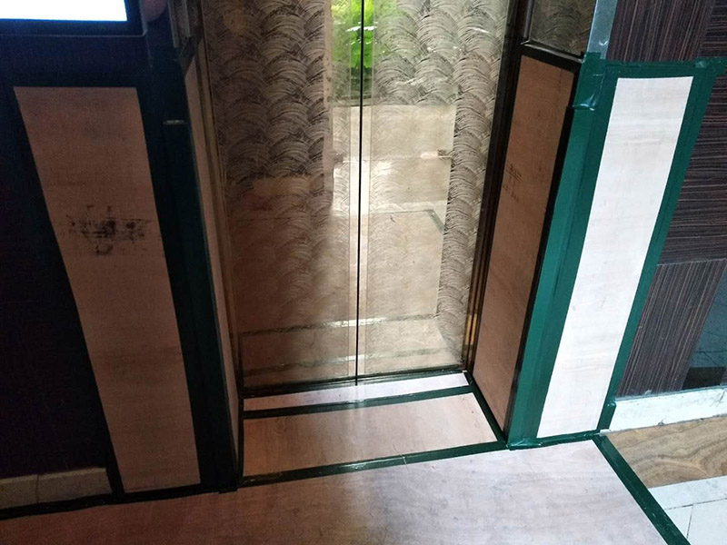 過道保護(hù)裝修：1、入戶門扇進(jìn)行包裹保護(hù)，用透明膠帶將保護(hù)膜粘貼牢固平整。2、過道整鋪保護(hù)膜，這樣就不會造成在運(yùn)輸材料過程中造成過道瓷磚的損壞。3、過道電梯、墻壁要保護(hù)膜包裹，用透明膠帶粘貼，防止碰撞造成墻壁的擦掛。 窗戶玻璃保護(hù)規(guī)范為：只保護(hù)玻璃部分，使用膩?zhàn)幽z水粘實(shí)。