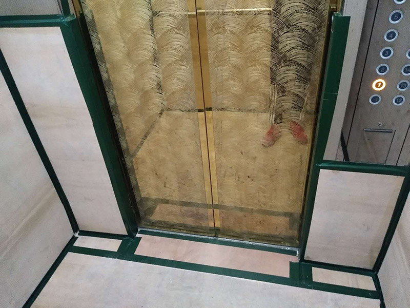 過道保護(hù)裝修：1、入戶門扇進(jìn)行包裹保護(hù)，用透明膠帶將保護(hù)膜粘貼牢固平整。2、過道整鋪保護(hù)膜，這樣就不會造成在運(yùn)輸材料過程中造成過道瓷磚的損壞。3、過道電梯、墻壁要保護(hù)膜包裹，用透明膠帶粘貼，防止碰撞造成墻壁的擦掛。 窗戶玻璃保護(hù)規(guī)范為：只保護(hù)玻璃部分，使用膩?zhàn)幽z水粘實(shí)。