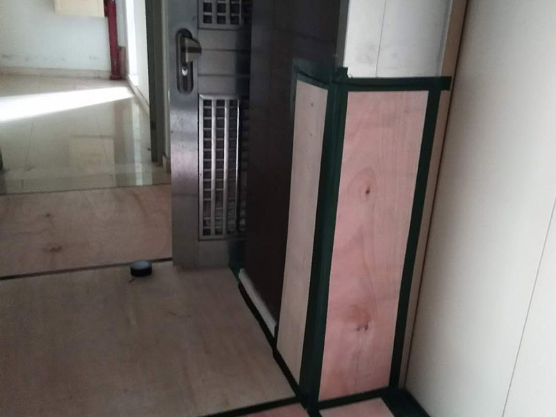 過道保護(hù)裝修：1、入戶門扇進(jìn)行包裹保護(hù)，用透明膠帶將保護(hù)膜粘貼牢固平整。2、過道整鋪保護(hù)膜，這樣就不會造成在運(yùn)輸材料過程中造成過道瓷磚的損壞。3、過道電梯、墻壁要保護(hù)膜包裹，用透明膠帶粘貼，防止碰撞造成墻壁的擦掛。 窗戶玻璃保護(hù)規(guī)范為：只保護(hù)玻璃部分，使用膩?zhàn)幽z水粘實(shí)。