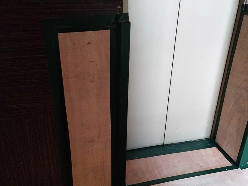 過道保護(hù)裝修：1、入戶門扇進(jìn)行包裹保護(hù)，用透明膠帶將保護(hù)膜粘貼牢固平整。2、過道整鋪保護(hù)膜，這樣就不會造成在運(yùn)輸材料過程中造成過道瓷磚的損壞。3、過道電梯、墻壁要保護(hù)膜包裹，用透明膠帶粘貼，防止碰撞造成墻壁的擦掛。 窗戶玻璃保護(hù)規(guī)范為：只保護(hù)玻璃部分，使用膩?zhàn)幽z水粘實(shí)。