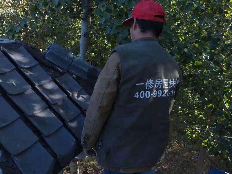 屋頂裝飾瓦安裝：做仿古瓦屋脊一般有三種方法：第一、像作平瓦屋脊一樣，將瓦一片一片地從一個山頭鋪筑到另一個山頭;第二、將瓦片斜成一定的角度并擠緊，有山頭向中間筑脊;第三、先在兩山頭各平放一疊瓦封頭。具體做脊時，一般先在靠近屋脊兩邊的坡屋面上先鋪筑5-6張仰瓦作為分垅的標準，屋脊筑完成后用混合砂漿或紙筋灰將屋脊背及瓦垅的縫堵塞密實、壓緊抹光。