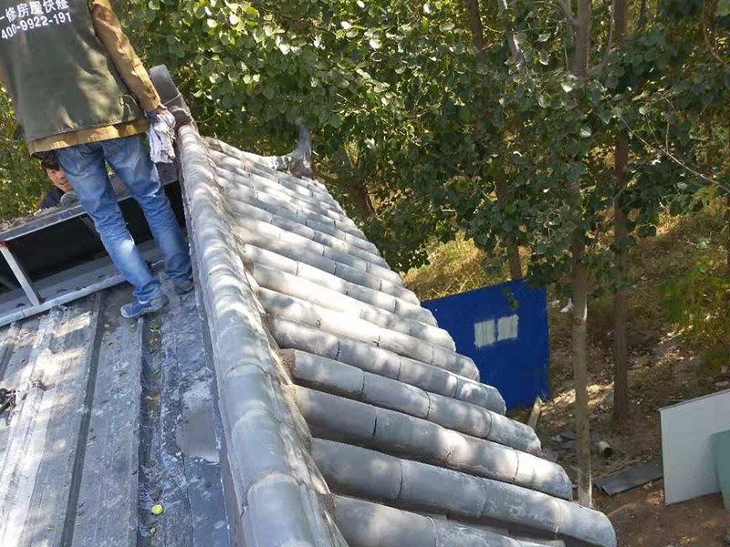 屋頂裝飾瓦安裝：做仿古瓦屋脊一般有三種方法：第一、像作平瓦屋脊一樣，將瓦一片一片地從一個山頭鋪筑到另一個山頭;第二、將瓦片斜成一定的角度并擠緊，有山頭向中間筑脊;第三、先在兩山頭各平放一疊瓦封頭。具體做脊時，一般先在靠近屋脊兩邊的坡屋面上先鋪筑5-6張仰瓦作為分垅的標準，屋脊筑完成后用混合砂漿或紙筋灰將屋脊背及瓦垅的縫堵塞密實、壓緊抹光。