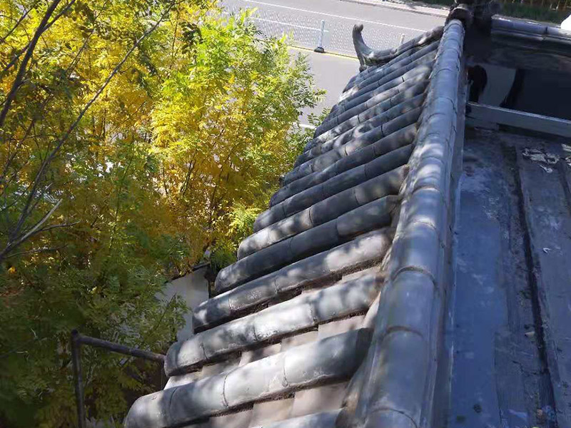 屋頂裝飾瓦安裝：做仿古瓦屋脊一般有三種方法：第一、像作平瓦屋脊一樣，將瓦一片一片地從一個山頭鋪筑到另一個山頭;第二、將瓦片斜成一定的角度并擠緊，有山頭向中間筑脊;第三、先在兩山頭各平放一疊瓦封頭。具體做脊時，一般先在靠近屋脊兩邊的坡屋面上先鋪筑5-6張仰瓦作為分垅的標準，屋脊筑完成后用混合砂漿或紙筋灰將屋脊背及瓦垅的縫堵塞密實、壓緊抹光。