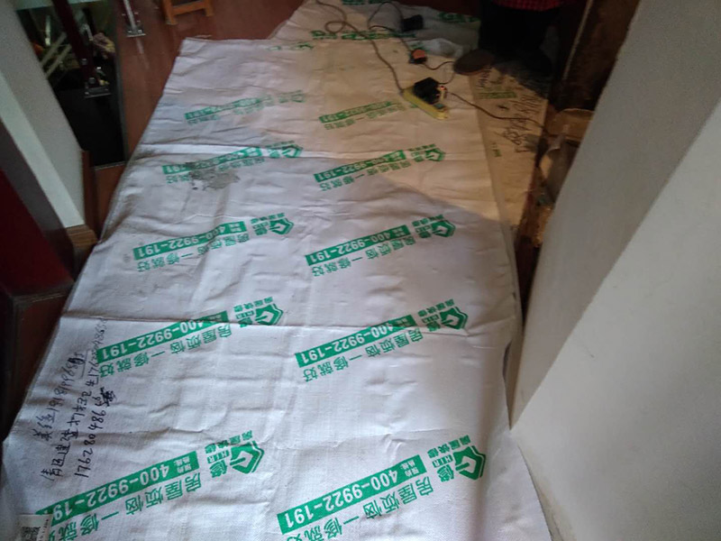 廁所墻面貼瓷磚：廁所貼瓷磚：首先應(yīng)除去基層表面的污垢，油漬，浮灰;除去基層上所有涂料層，膩?zhàn)訉?如果基層未能達(dá)到平整度要求，需對(duì)基層進(jìn)行預(yù)先的找平處理；鋪貼瓷磚前需事先找好垂直線，以此為基準(zhǔn)鋪貼的瓷磚高低均勻、垂直美觀；應(yīng)對(duì)瓷磚的色彩、紋理、表面平整等進(jìn)行嚴(yán)格的挑選，然后按照?qǐng)D紙要求預(yù)鋪，調(diào)制粘結(jié)劑；然后將調(diào)制好的漿料均勻地抹在瓷磚背面，要求漿料飽滿，瓷磚平整地鋪貼在基層上，使用橡膠錘將瓷磚拍實(shí)鋪平；最后瓷磚鋪貼結(jié)束后24小時(shí)，可進(jìn)行嵌縫施工，嵌縫后用浸濕的織物清理多余的嵌縫劑，保持瓷磚表面清潔。